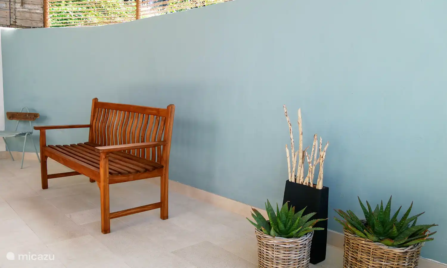 Das Highlight ist die grosse, überdachte Terrasse mit einer Süd-West-Aus­richtung, ein wunder­barer Blick auf das Meer.