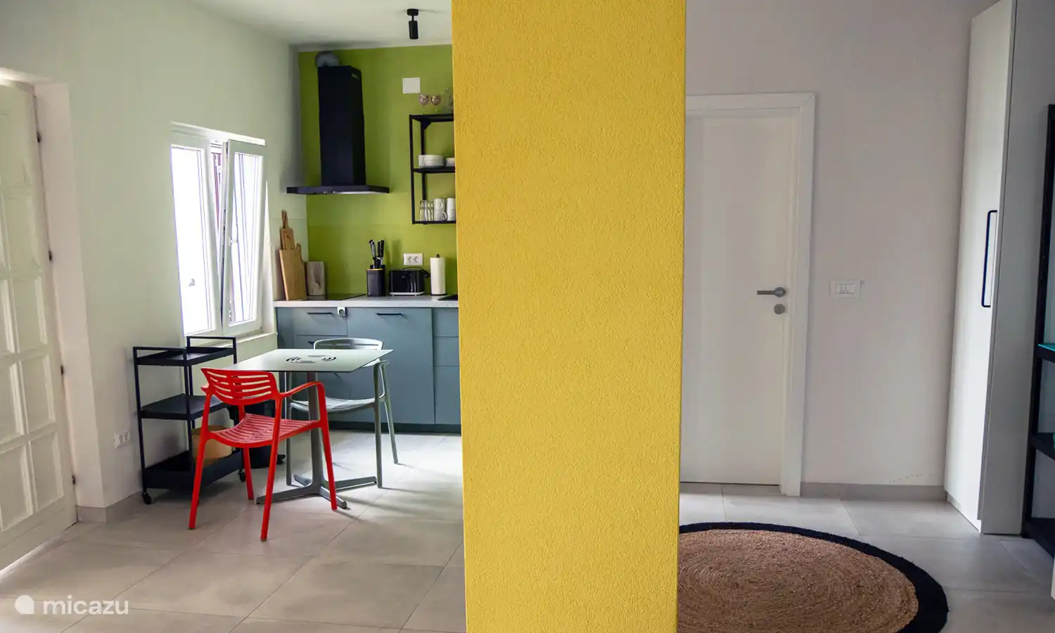 Ein gross­zügig, geschnittenes Einzimmer Apartment. Die hohen Wände verleihen dem Studio ein besonderes Flair.