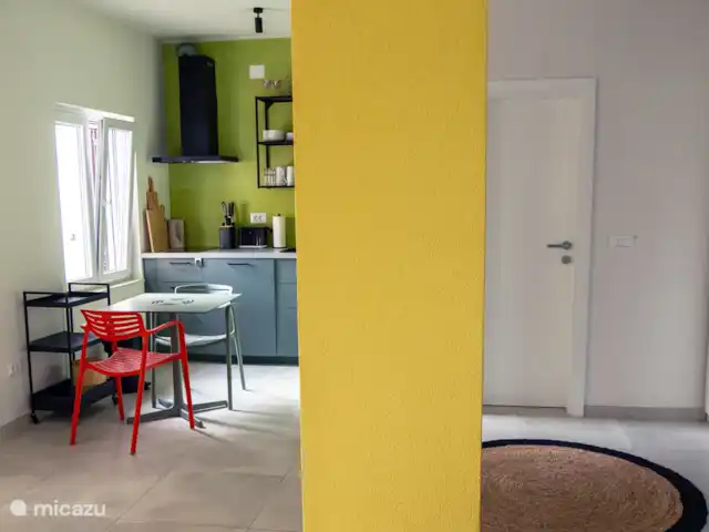 Location de Vacances Croatie, Dalmatie, Mimice, studio - Front de mer ❯ studio F Un appartement d’une pièce spacieux et spacieux. Les hauts murs donnent au studio un flair particulier.