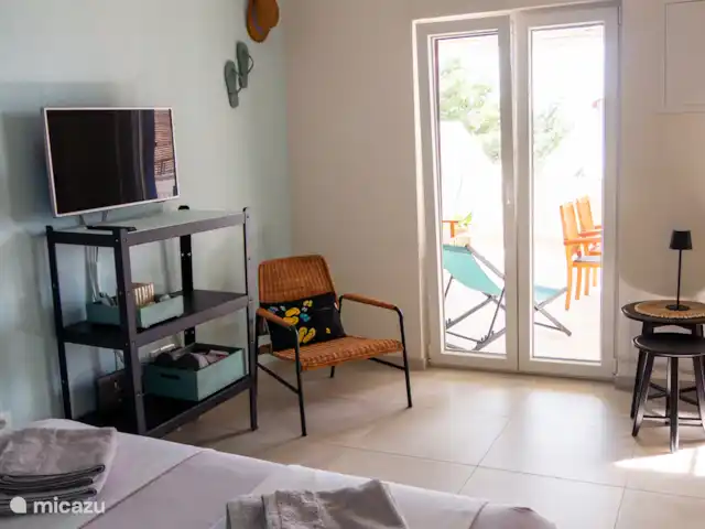 Location de Vacances Croatie, Dalmatie, Mimice, studio - Front de mer ❯ studio F Un appartement d’une pièce spacieux et spacieux. Les hauts murs donnent au studio un flair particulier.