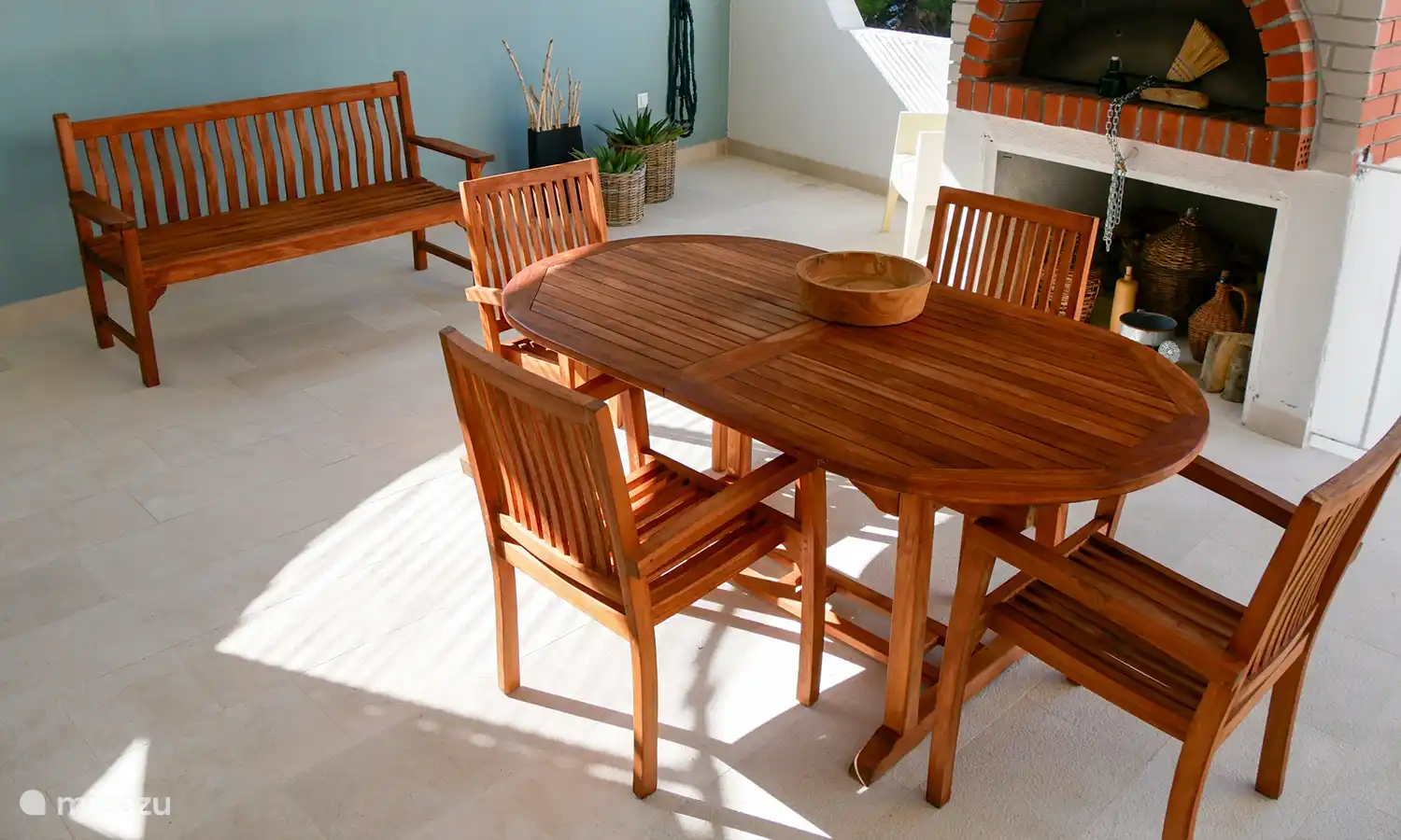 Das Highlight ist die grosse, überdachte Terrasse mit einer Süd-West-Aus­richtung, ein wunder­barer Blick auf das Meer.