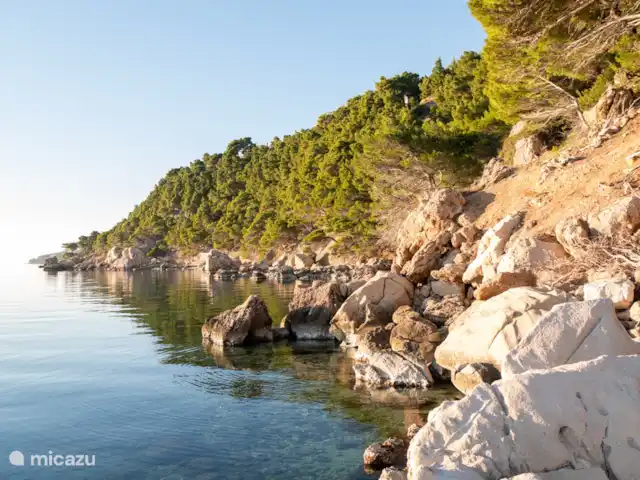 Location de Vacances Croatie, Dalmatie, Mimice, studio - Front de mer ❯ studio F En contrebas de la maison au bord de la mer se trouve la plage de Borka. Vous y trouverez de petites baies et des lieux de baignade cachés. L'accès direct à la plage garantit un haut niveau d'intimité.
