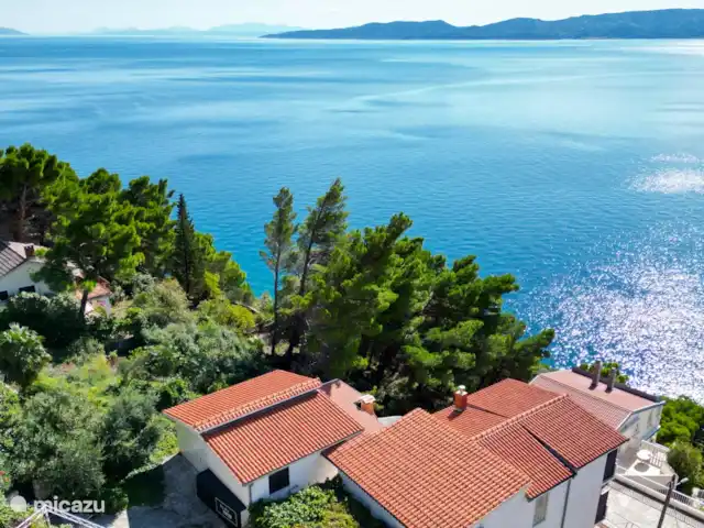 Location de Vacances Croatie, Dalmatie, Mimice, studio - Front de mer ❯ studio F La mer en Croatie séduit par ses eaux cristallines, ses baies idylliques et son monde insulaire impressionnant.