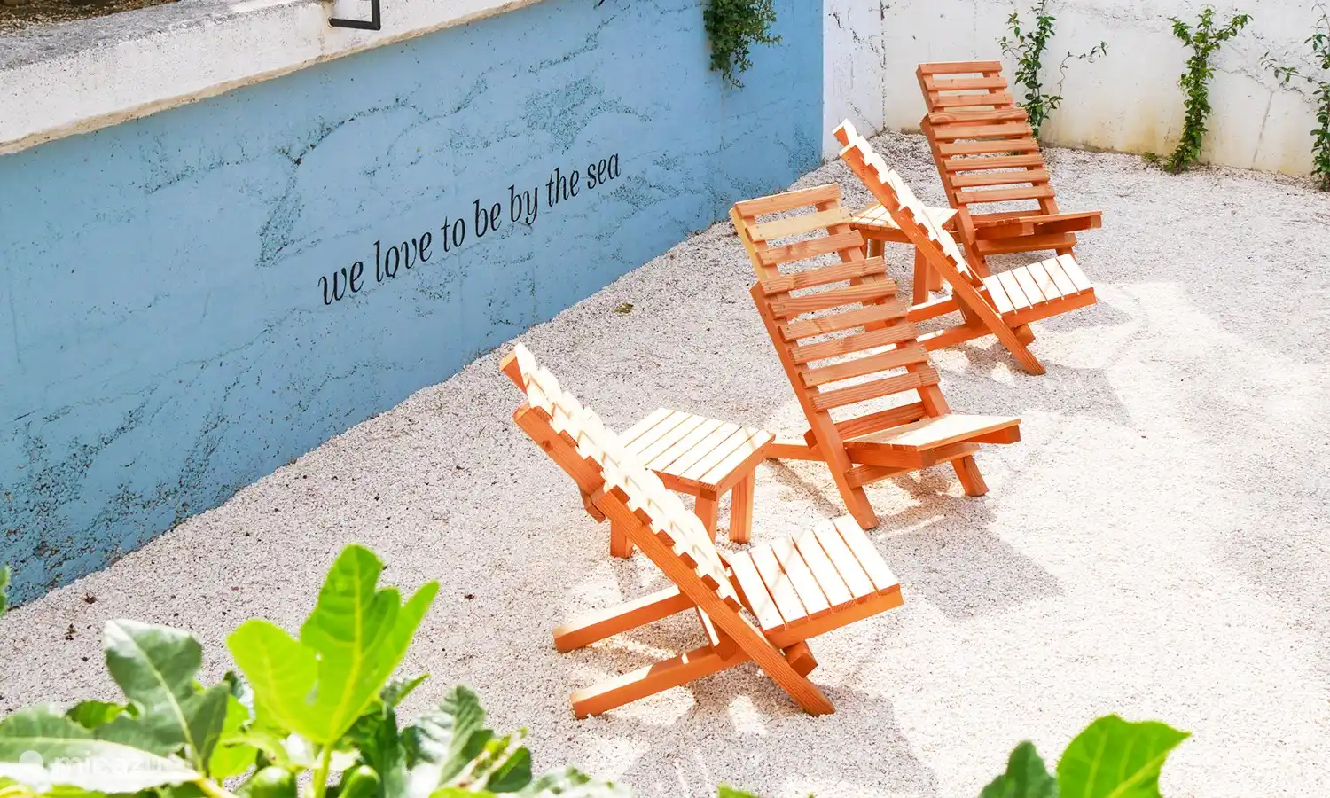 Der Garten steht allen Gästen offen und bietet eine Oase der Ruhe. Umgeben von grünen Olivenbäumen, genießt man einen traumhaften Blick auf das glitzernde Meer – ein perfekter Ort zum Entspannen und Genießen.