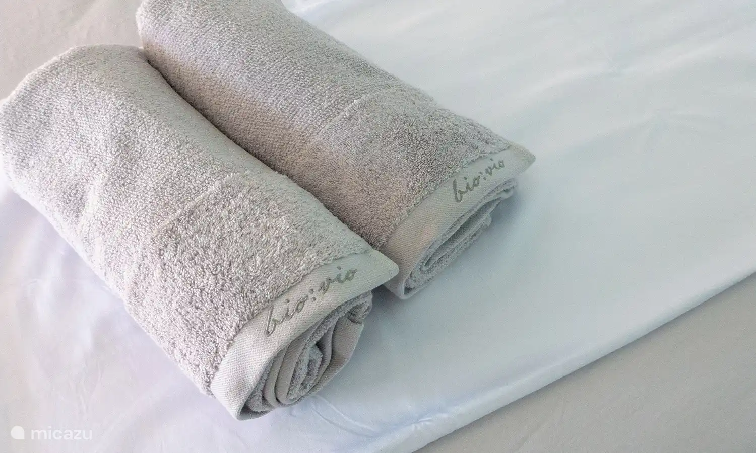 Für jeden Gast stellen wir zwei Handtücher sowie Bettwäsche zur Verfügung. Damit möchten wir sicherstellen, dass Ihr Aufenthalt bei uns so komfortabel und angenehm wie möglich wird.