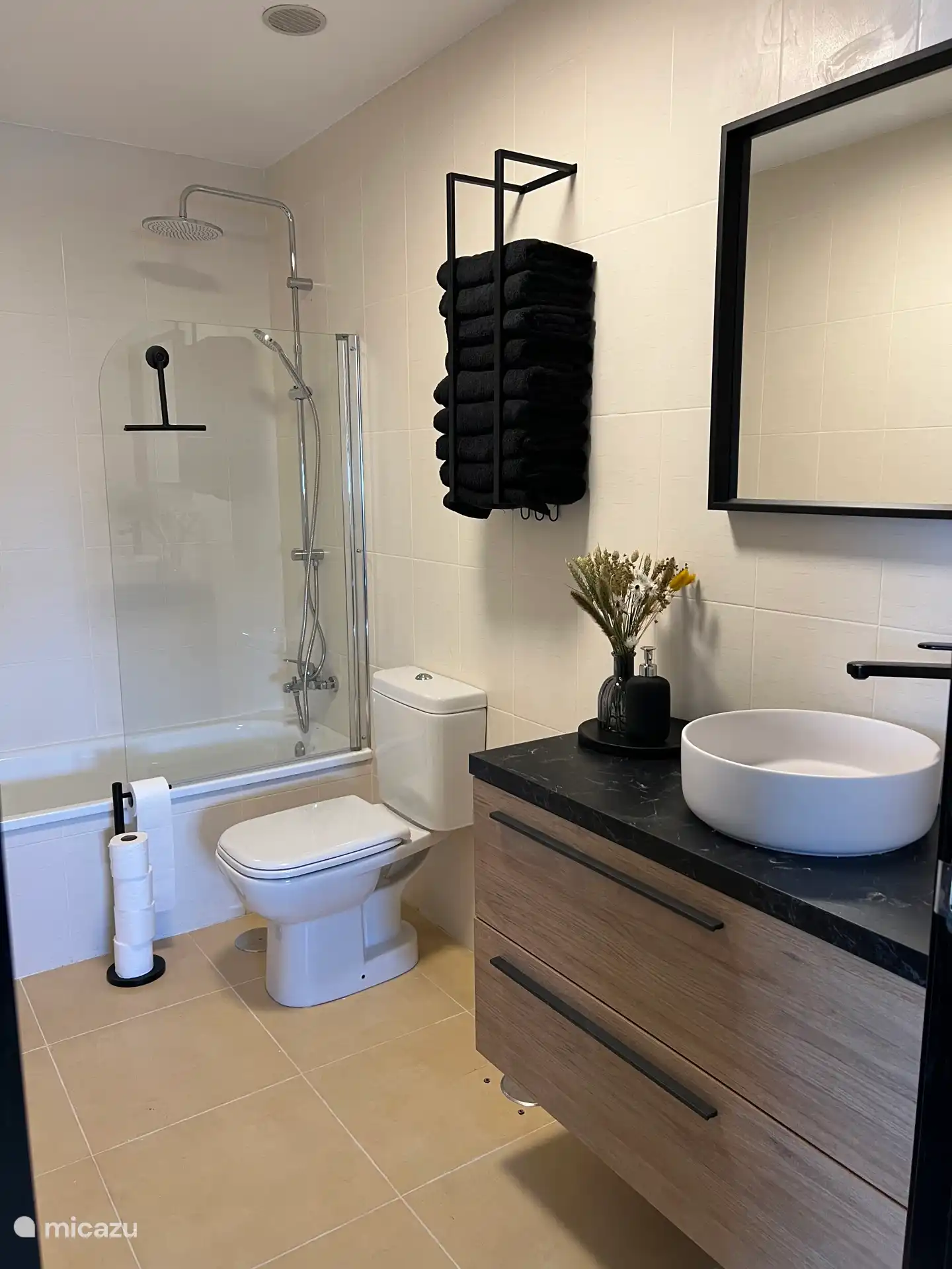 Salle de bain avec baignoire/douche, serviettes, sèche-cheveux et un pack de bienvenue avec tous les produits nécessaires 