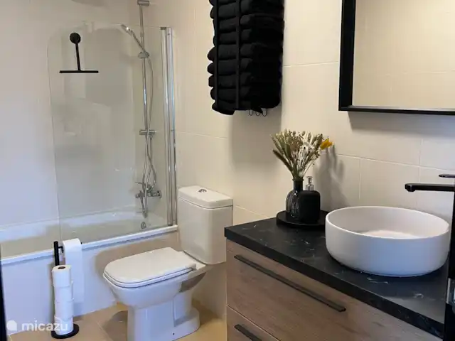 La Casa para disfrutar la vida  huren in Spanje, Costa Cálida, Torre Pacheco - appartement Badkamer met bad/ douche , handdoeken haardroger en een welkomspakket met alle nodige productjes