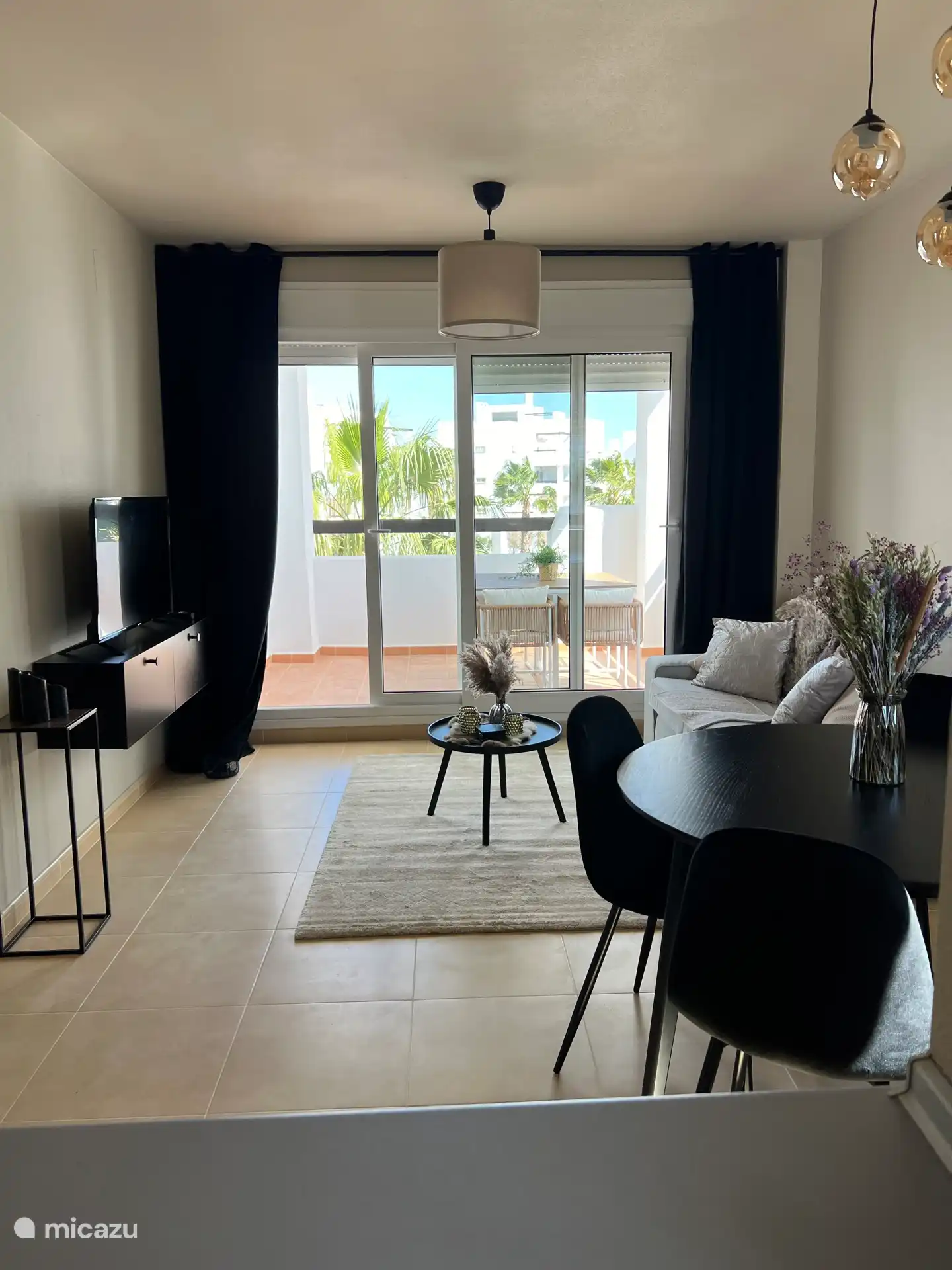 Salon avec accès à la terrasse 