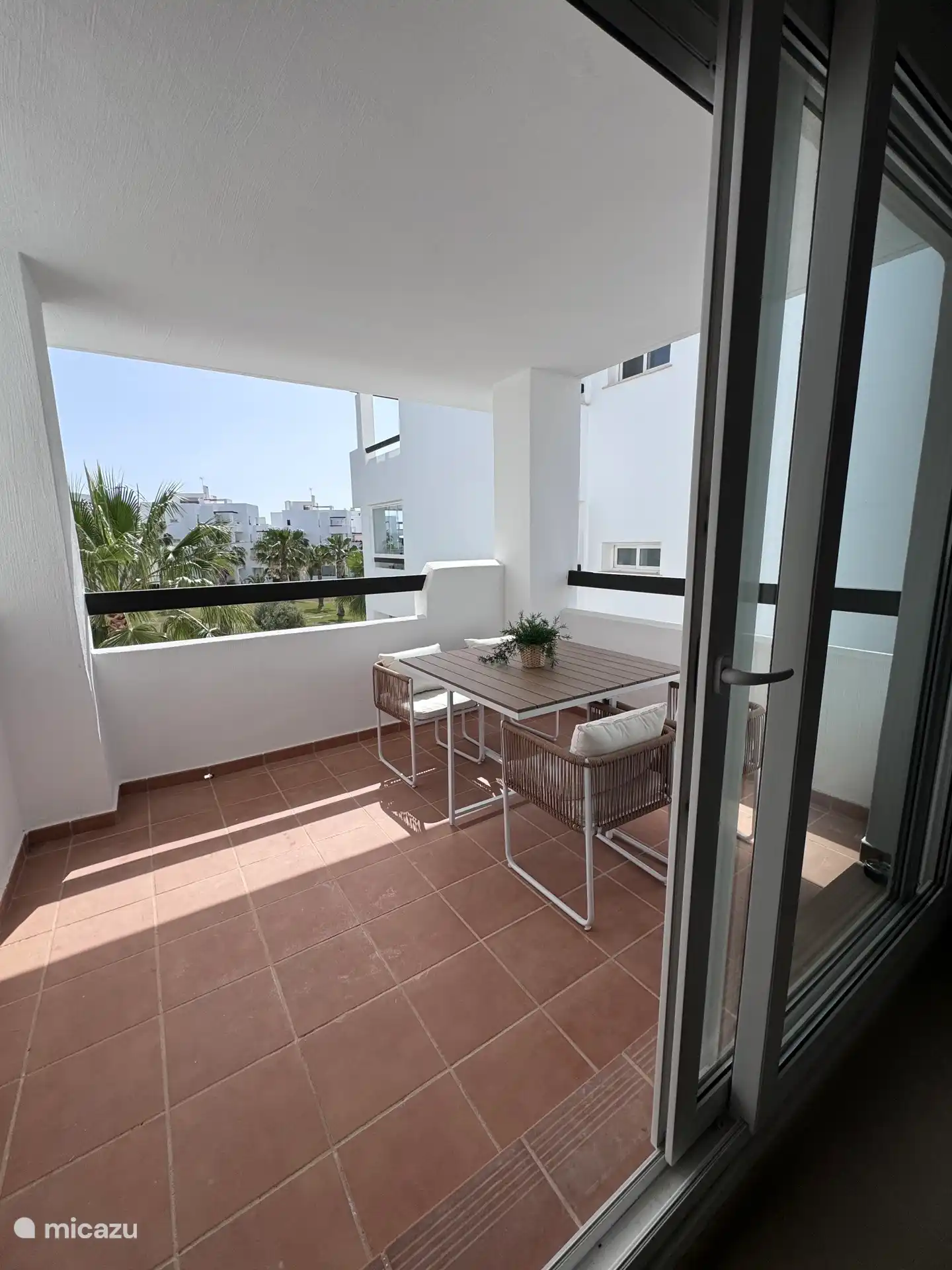 Terrasse donnant sur le jardin et la piscine 