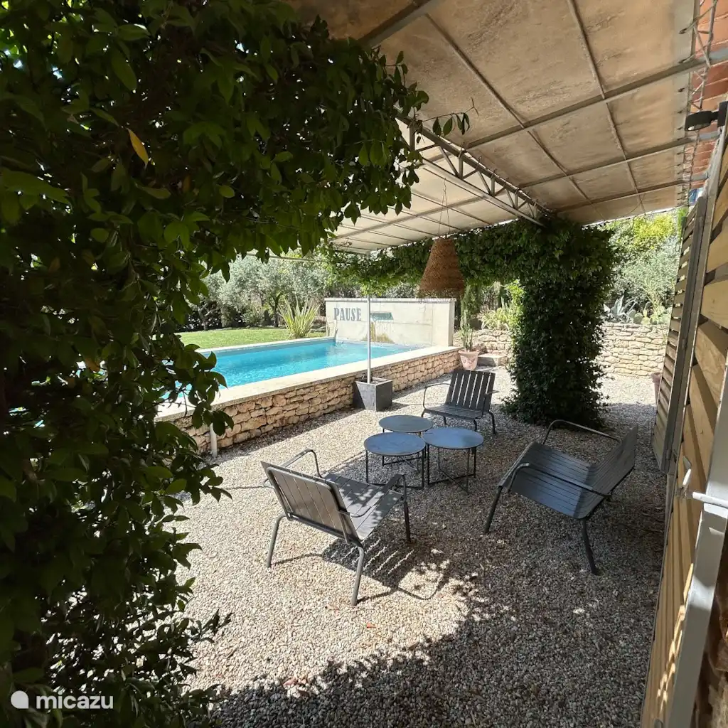 Huis met zwembad in Gordes Manetin