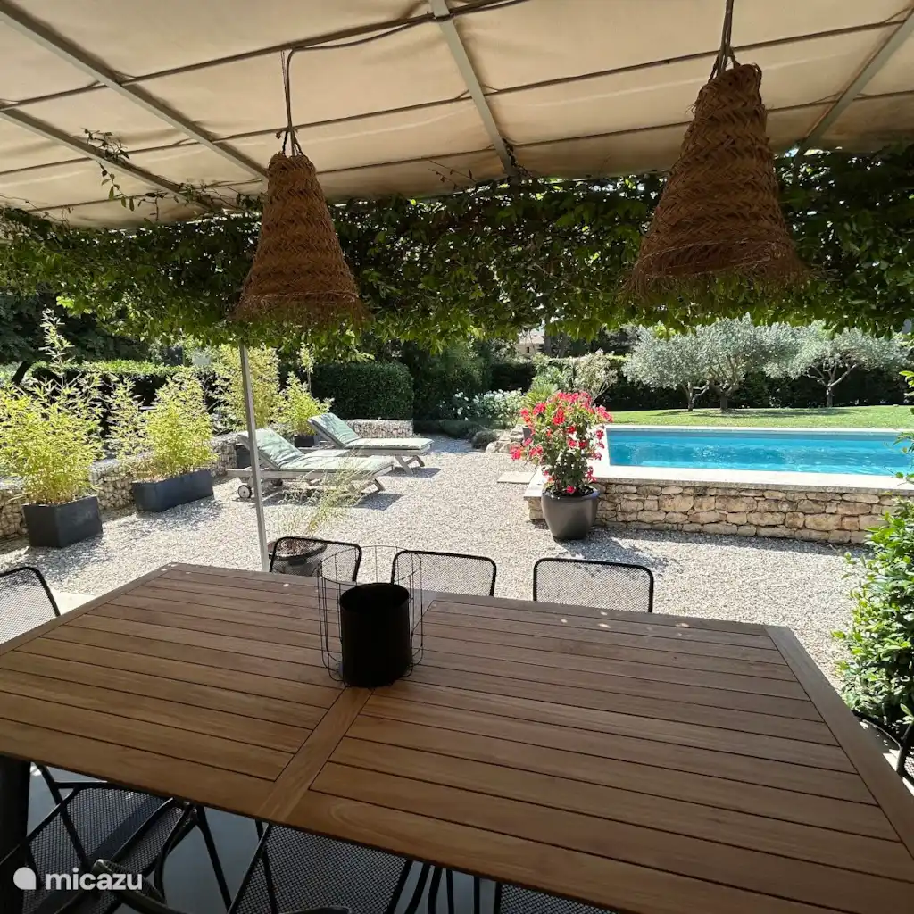 Huis met zwembad in Gordes Manetin