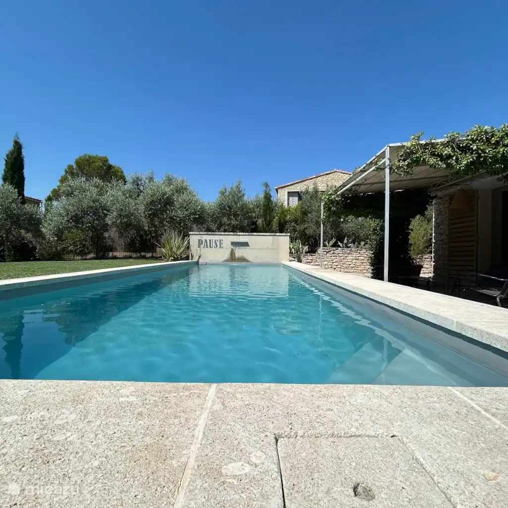 Huis met zwembad in Gordes Manetin