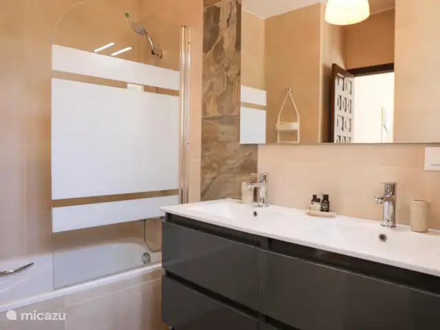 Villa Zahra | Espagne, Costa Blanca, Benissa - villa La salle de bain attenante de la chambre 1 est spacieuse et luxueuse avec une double vasque.