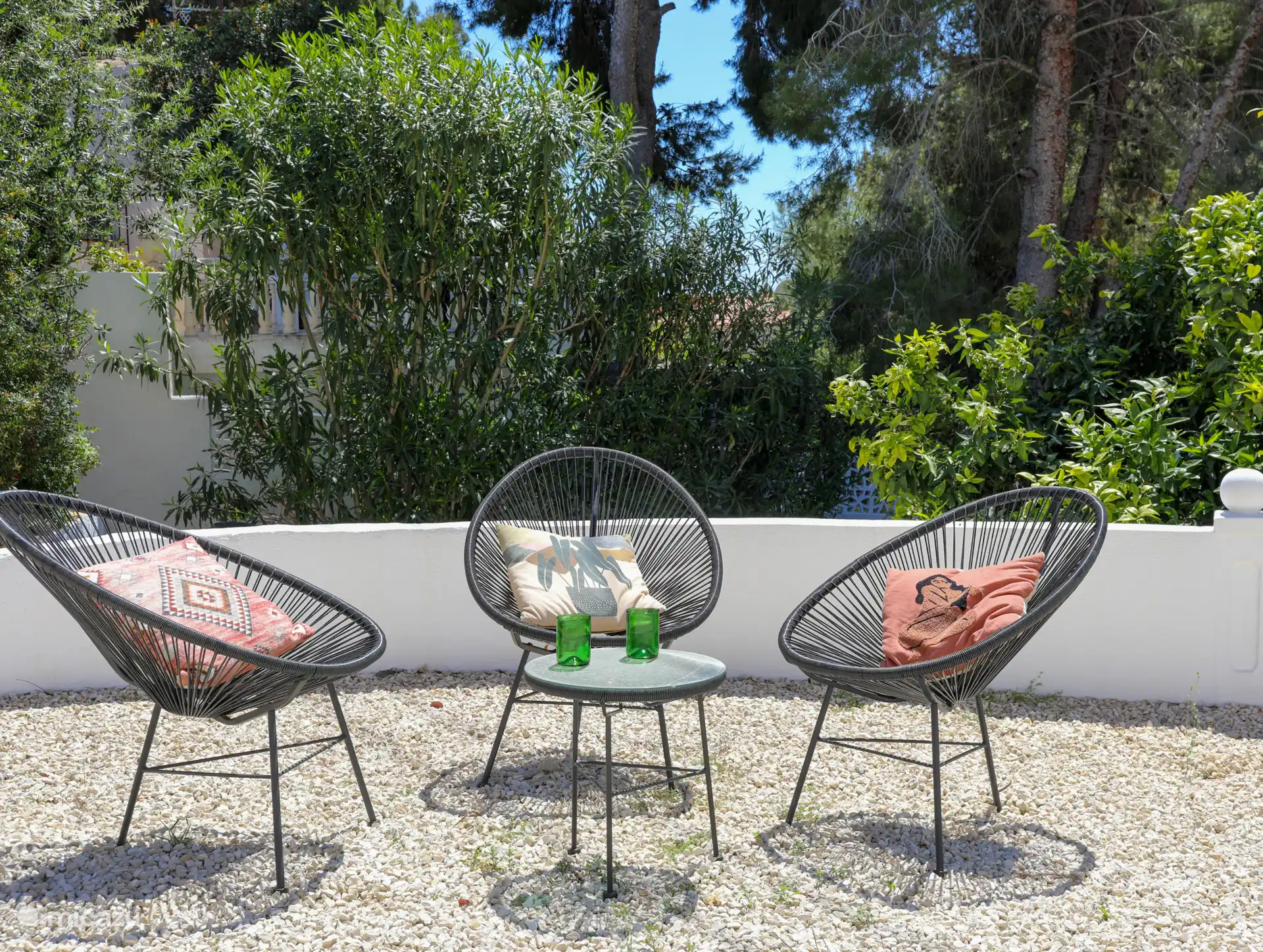 El jardín es amplio y está casi completamente vallado, ideal para familias con niños.