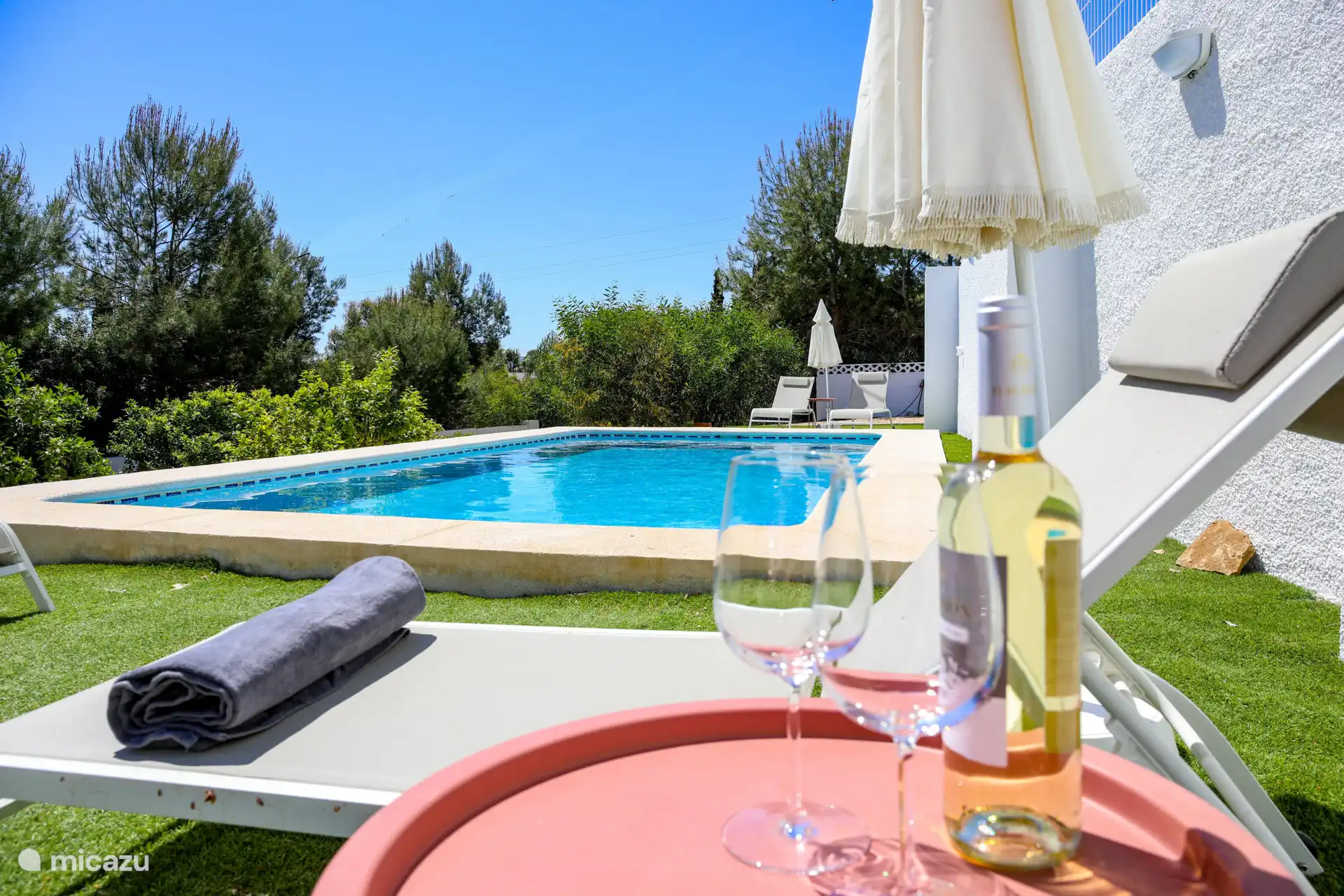 ¿Necesitas un lugar con sombra? El jardín ofrece muchos lugares verdes para relajarse.