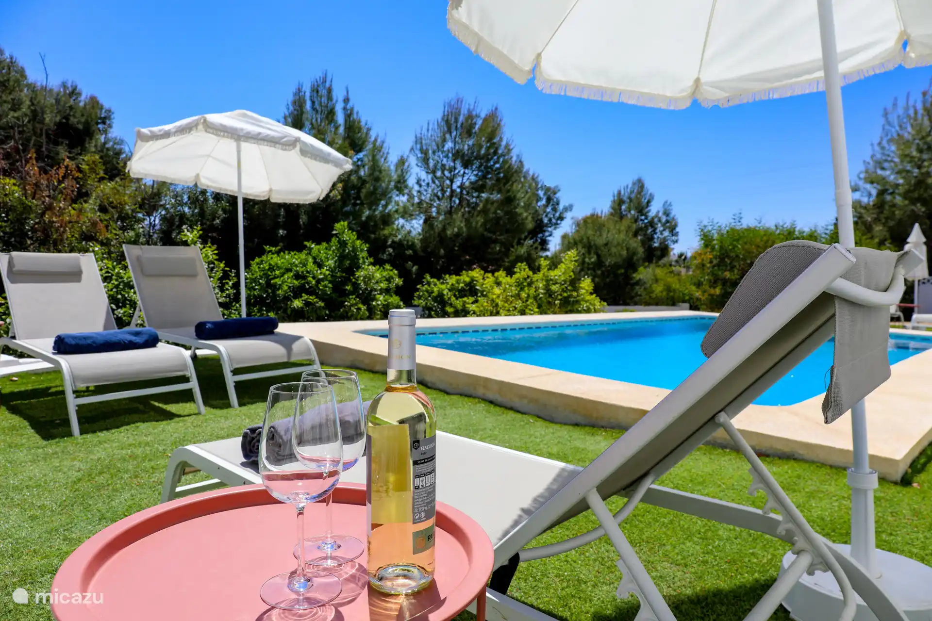 La vista desde el balcón es impresionante, con montañas y mucha vegetación.
