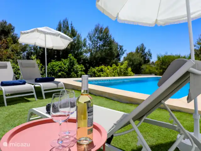 Villa Zahra | Espagne, Costa Blanca, Benissa - villa La vue depuis le balcon est à couper le souffle, avec des montagnes et beaucoup de verdure.