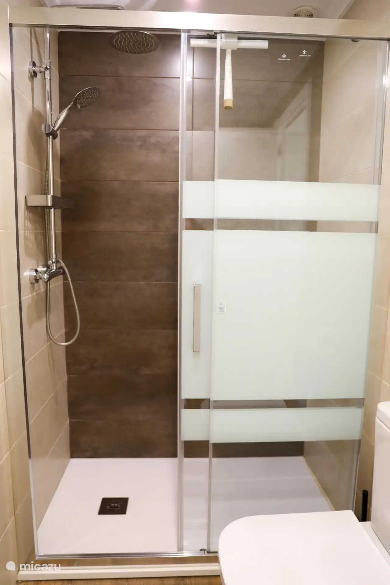 Los baños ofrecen mucho espacio para colocar ordenadamente sus pertenencias y prepararse.