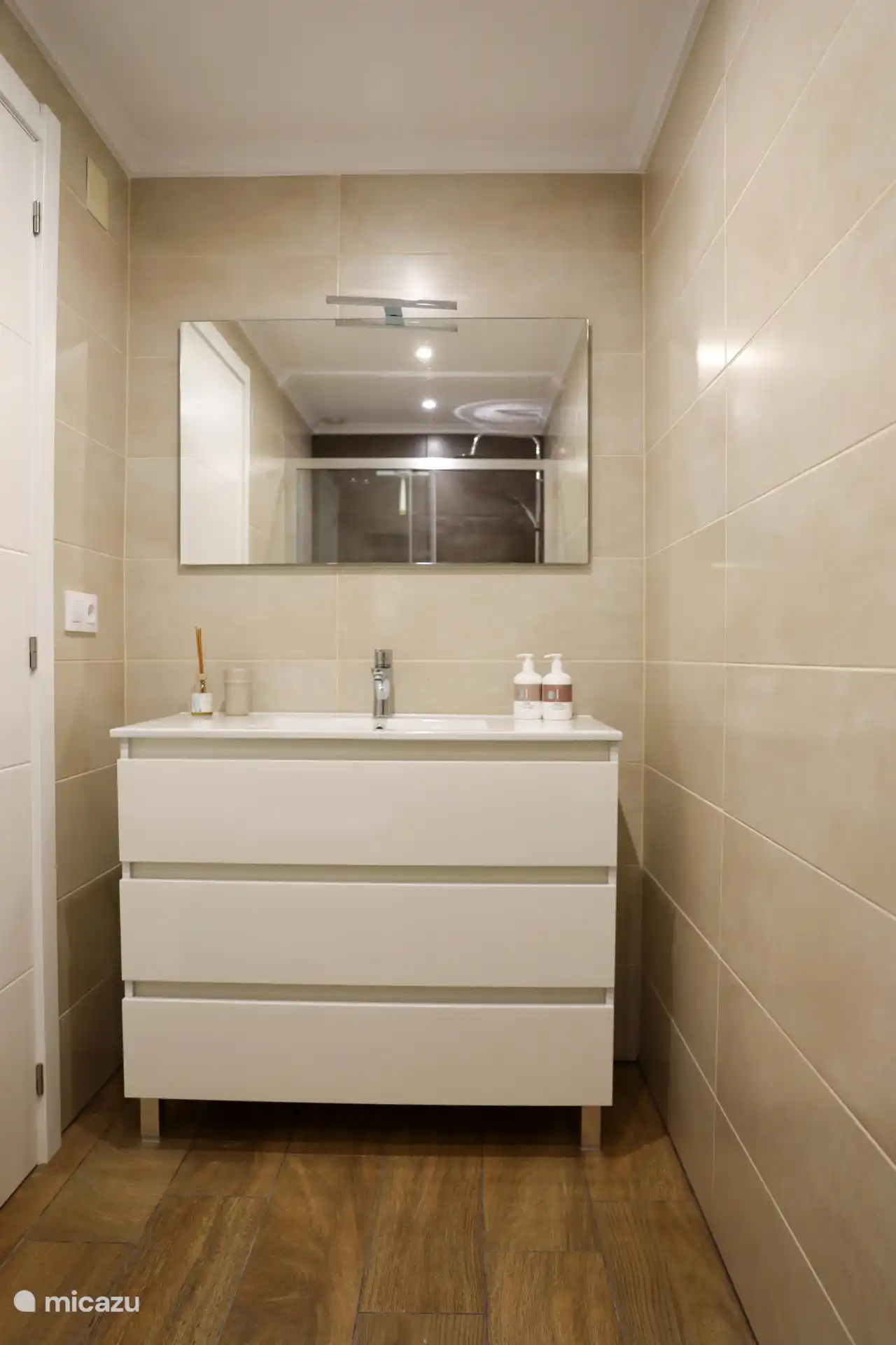 La casa de huéspedes también tiene su propio cuarto de baño con ducha y WC.