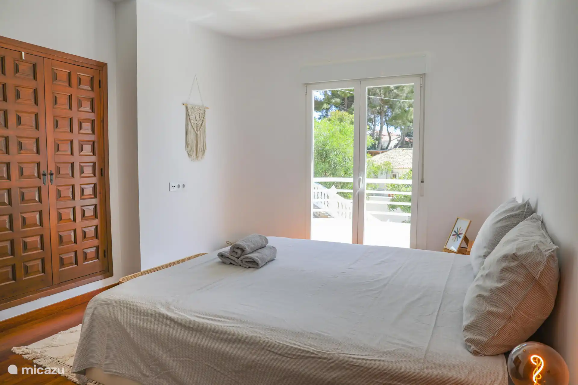 El dormitorio principal tiene una cómoda cama king-size para una buena noche de sueño.