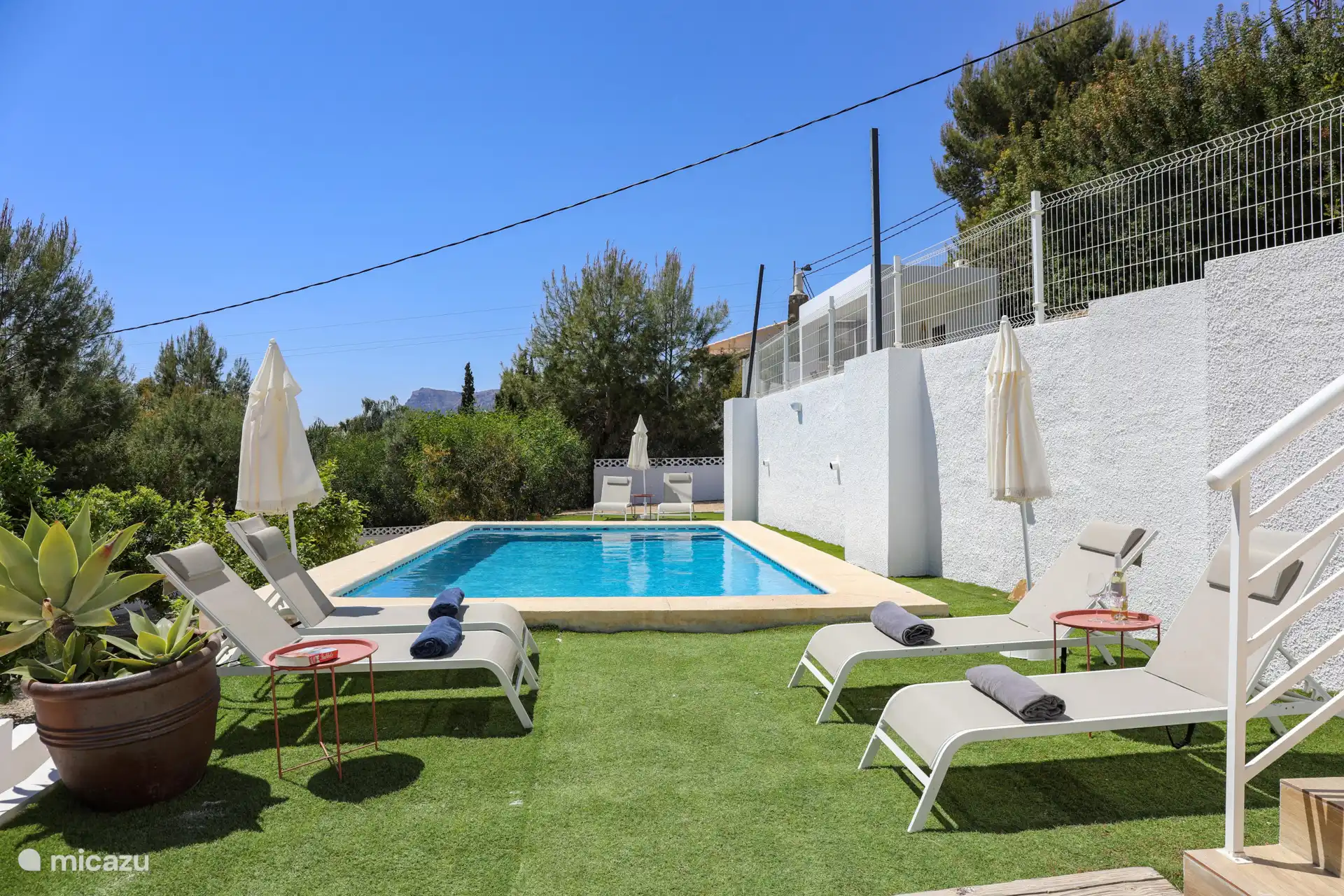 La piscina (8x5 metros) está rodeada por seis tumbonas, ¡es hora de tomar el sol!
