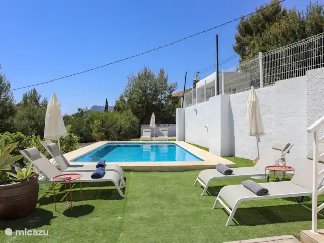 Villa Zahra | Espagne, Costa Blanca, Benissa - villa La piscine (8x5 mètres) est entourée de six transats, c’est l’heure de bronzer !