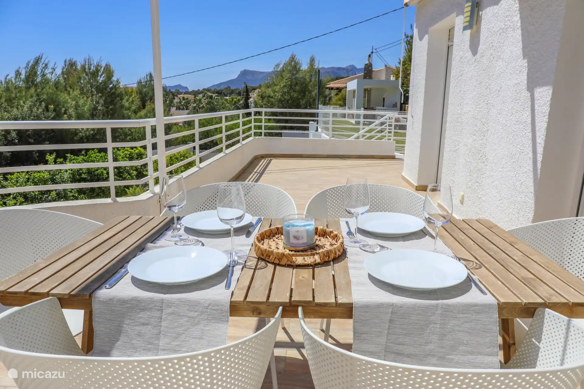 Pasea por las casas de los pescadores y disfruta del centro histórico.