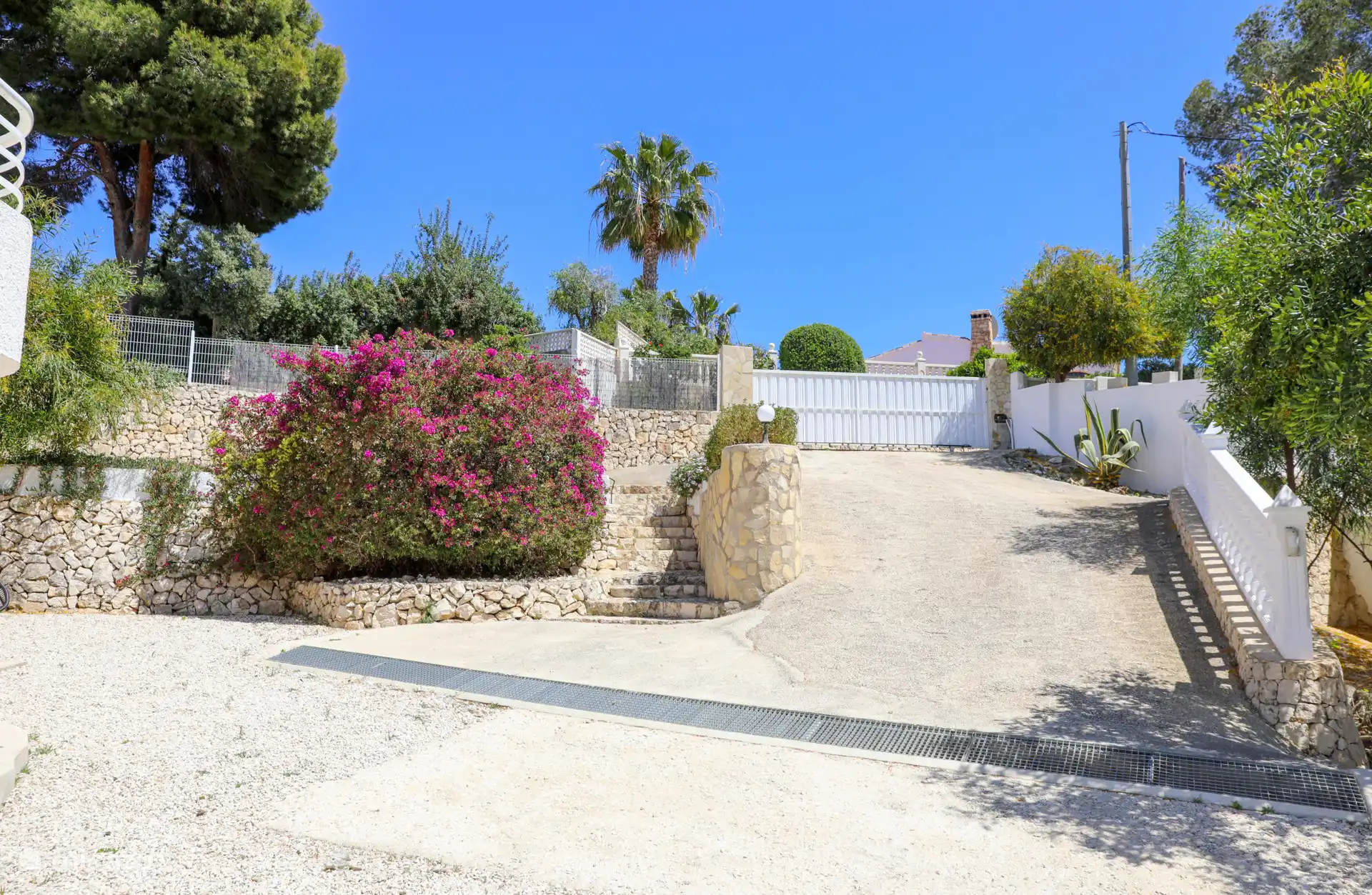 El amplio garaje es perfecto para guardar de forma segura su automóvil o bicicletas.