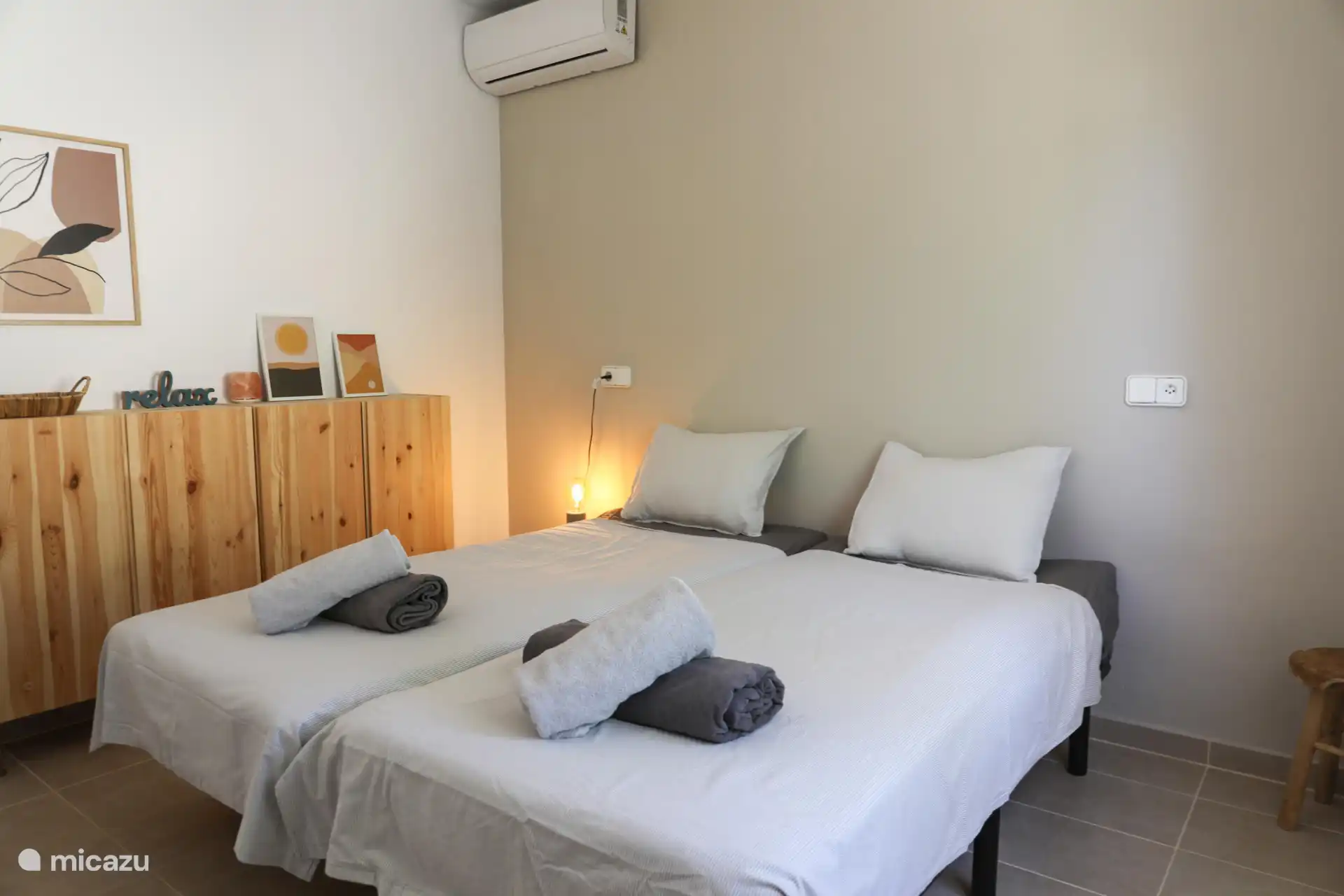 En cada habitación encontrará suficiente espacio en el armario para guardar su ropa y pertenencias.