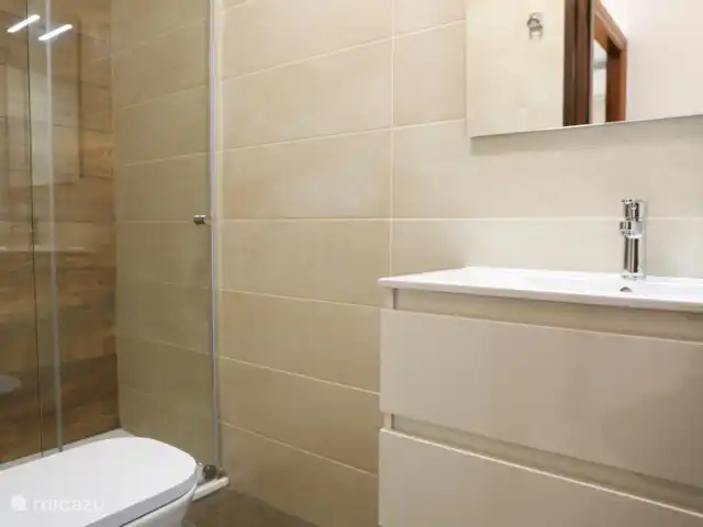 Villa Zahra | Espagne, Costa Blanca, Benissa - villa La deuxième salle de bain dispose d’une douche moderne, de toilettes et d’un lavabo, idéal pour les invités.