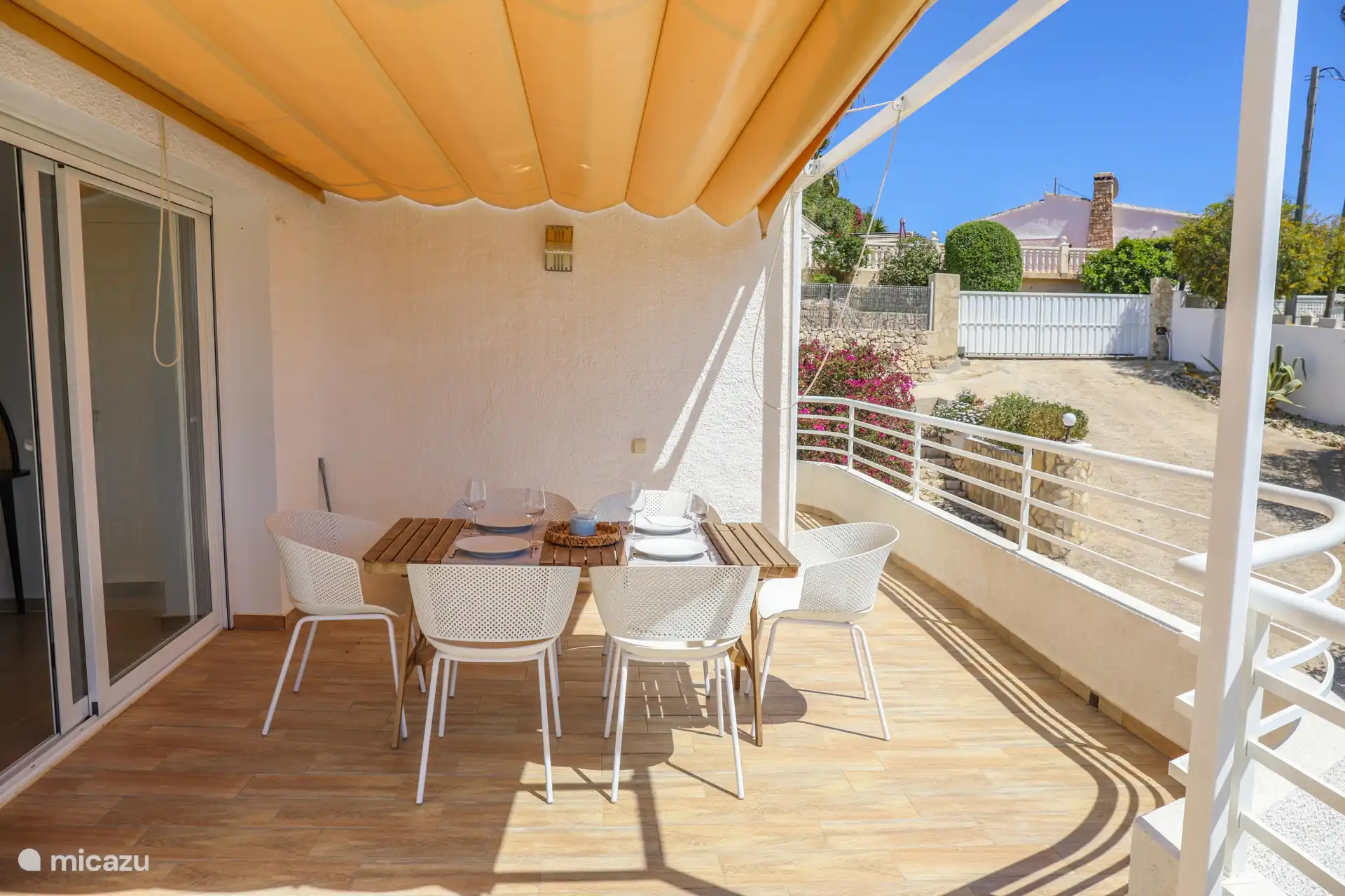 Por la noche, una copa en una atractiva terraza termina el día perfectamente.