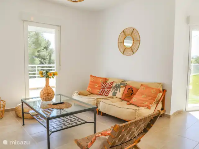 Villa Zahra | Espagne, Costa Blanca, Benissa - villa La villa est meublée de manière moderne avec beaucoup de lumière naturelle grâce à de grandes fenêtres.