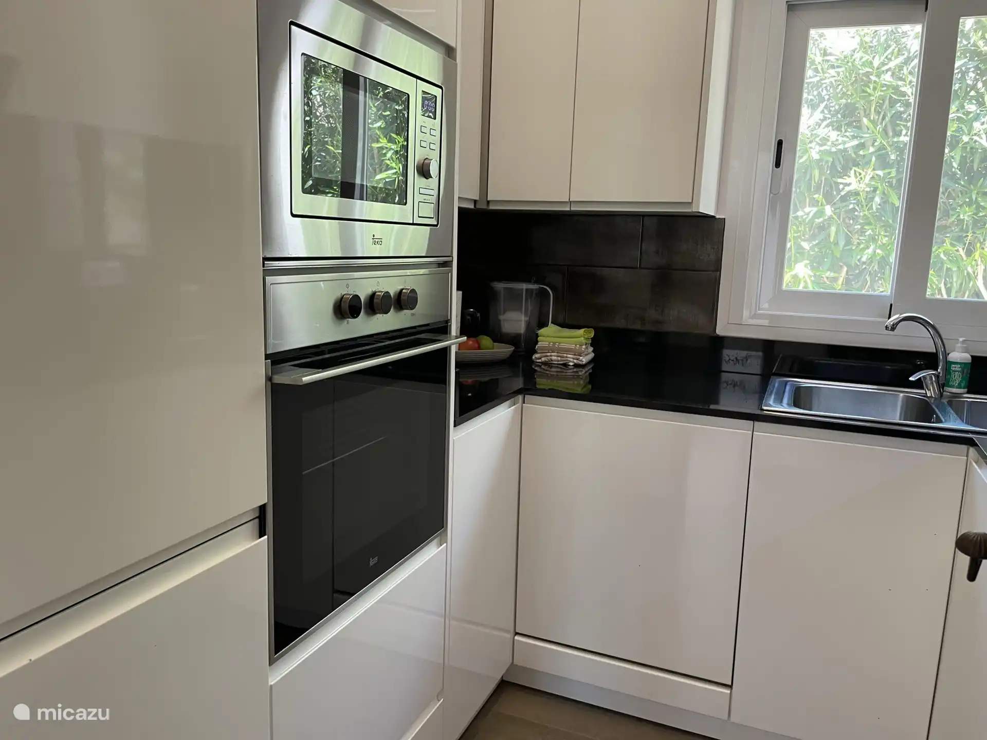 La cocina es moderna y está totalmente equipada con cafetera Nespresso.