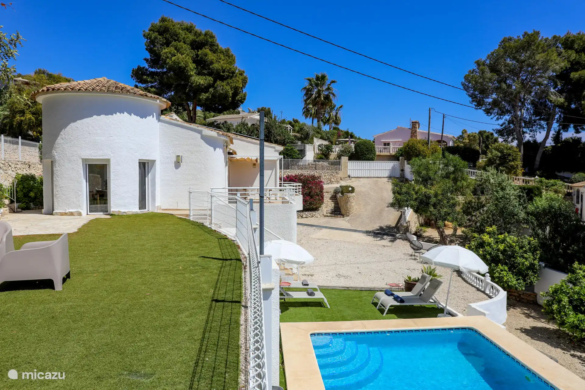 Villa Zahra tiene una piscina privada, perfecta para un baño de verano.