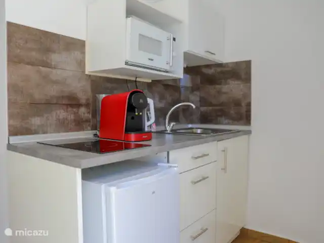 Villa Zahra | Espagne, Costa Blanca, Benissa - villa La kitchenette de la maison d’hôtes est compacte mais complète, avec micro-ondes et plaque de cuisson à 2 feux, parfaite pour un repas rapide ou un petit-déjeuner.