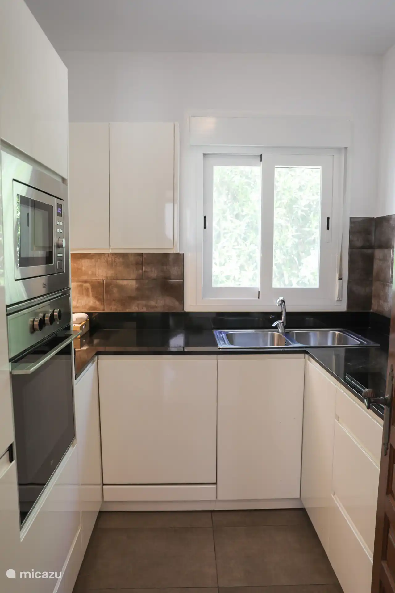 Las paredes blancas y los acentos cálidos crean una apariencia atmosférica.