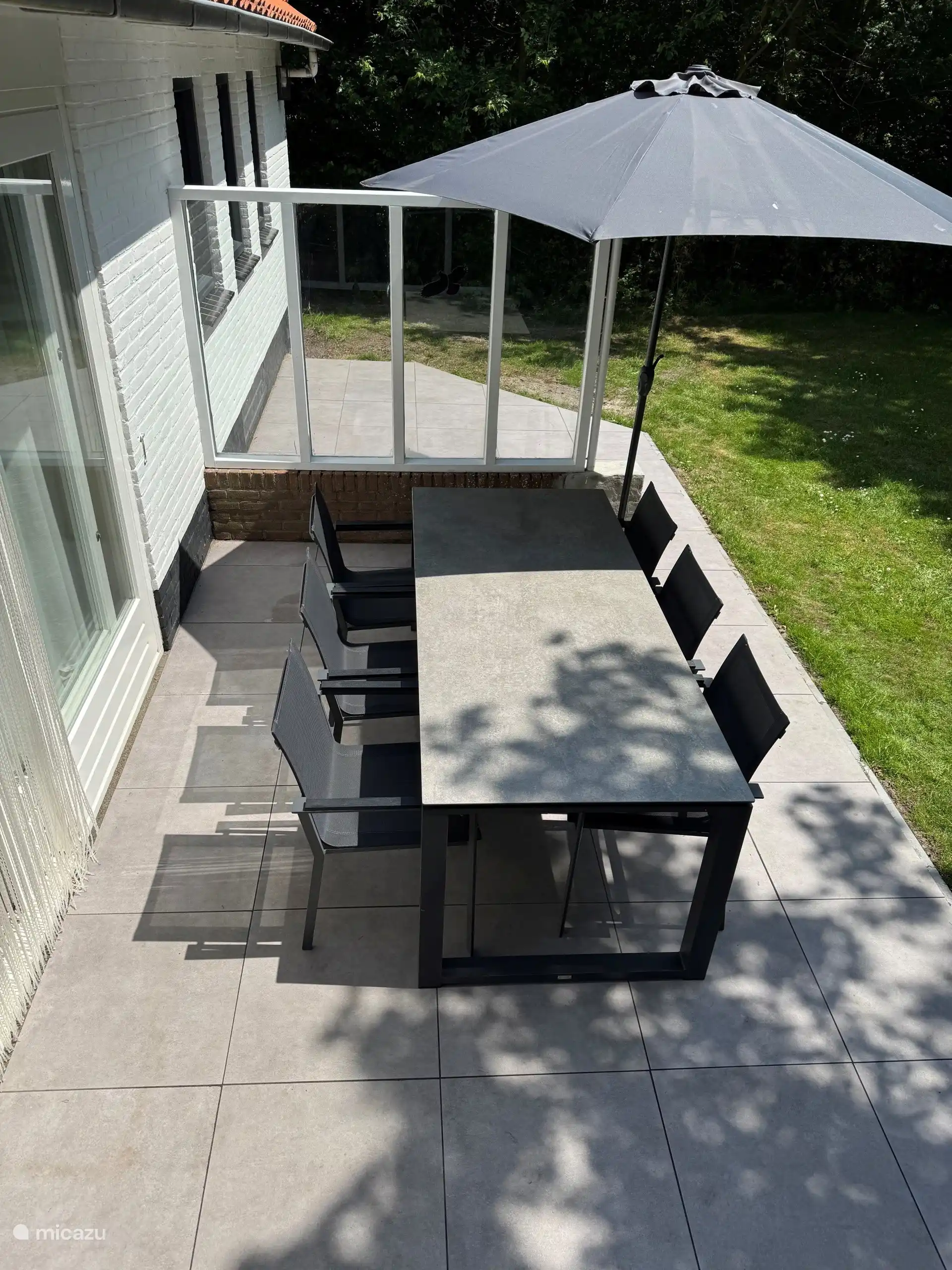 Bovenaanzicht nieuw terras met buiten tafel en stoelen