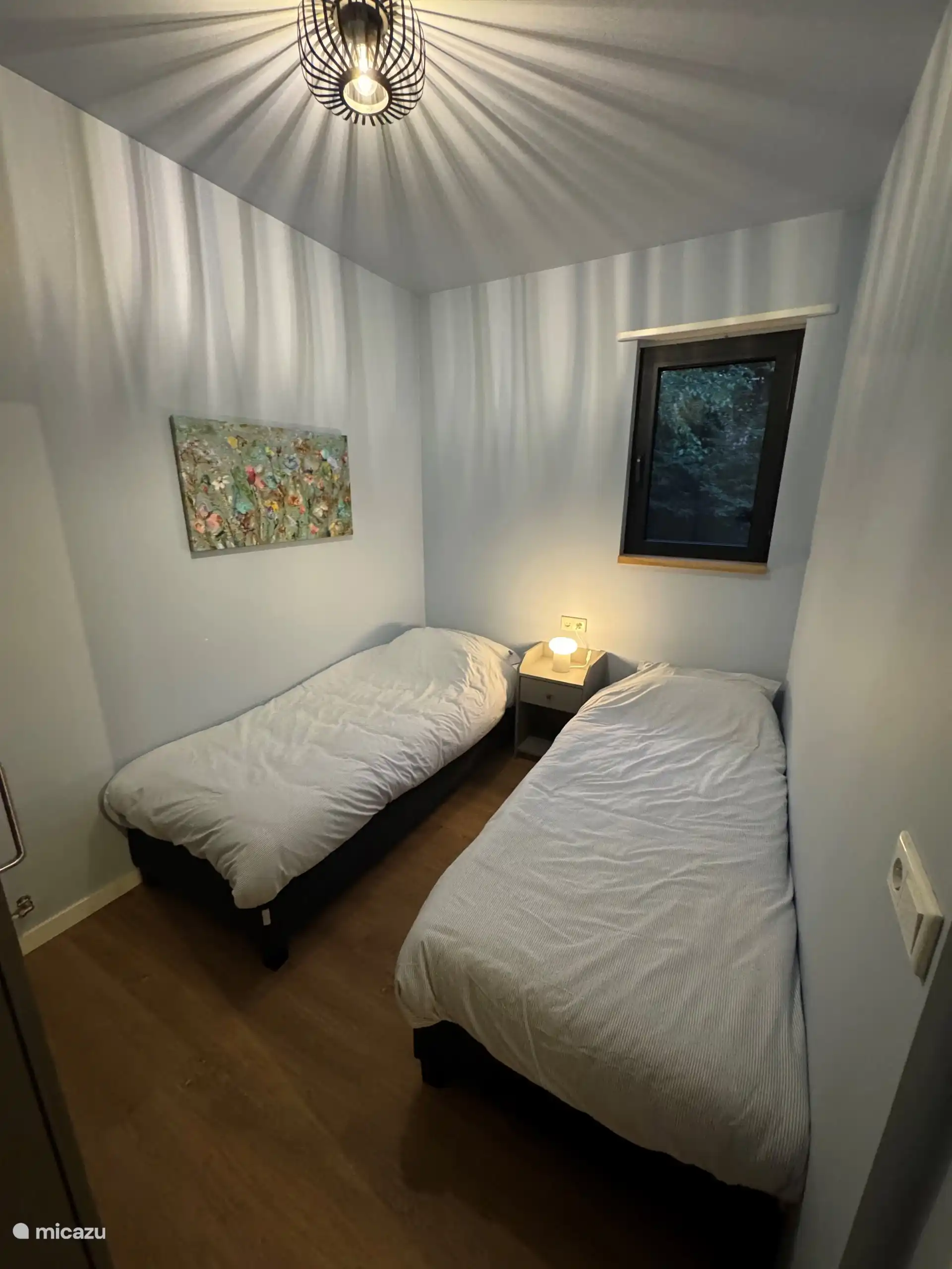 Schlafzimmer 2 mit 2 Einzelbetten, Kleiderschrank und eigenem Waschbecken