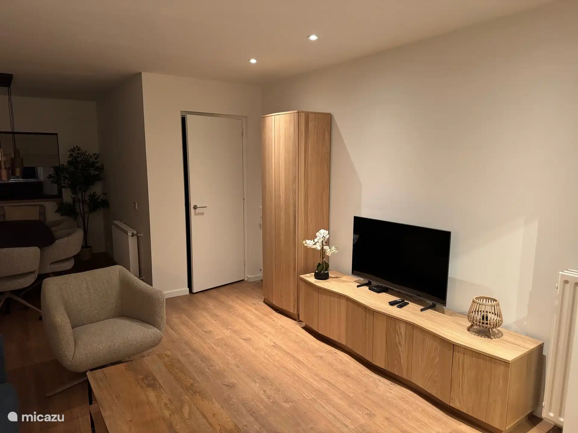 TV-Ecke links Hochschrank mit Geschirr, niedriger Schrank mit Spielen