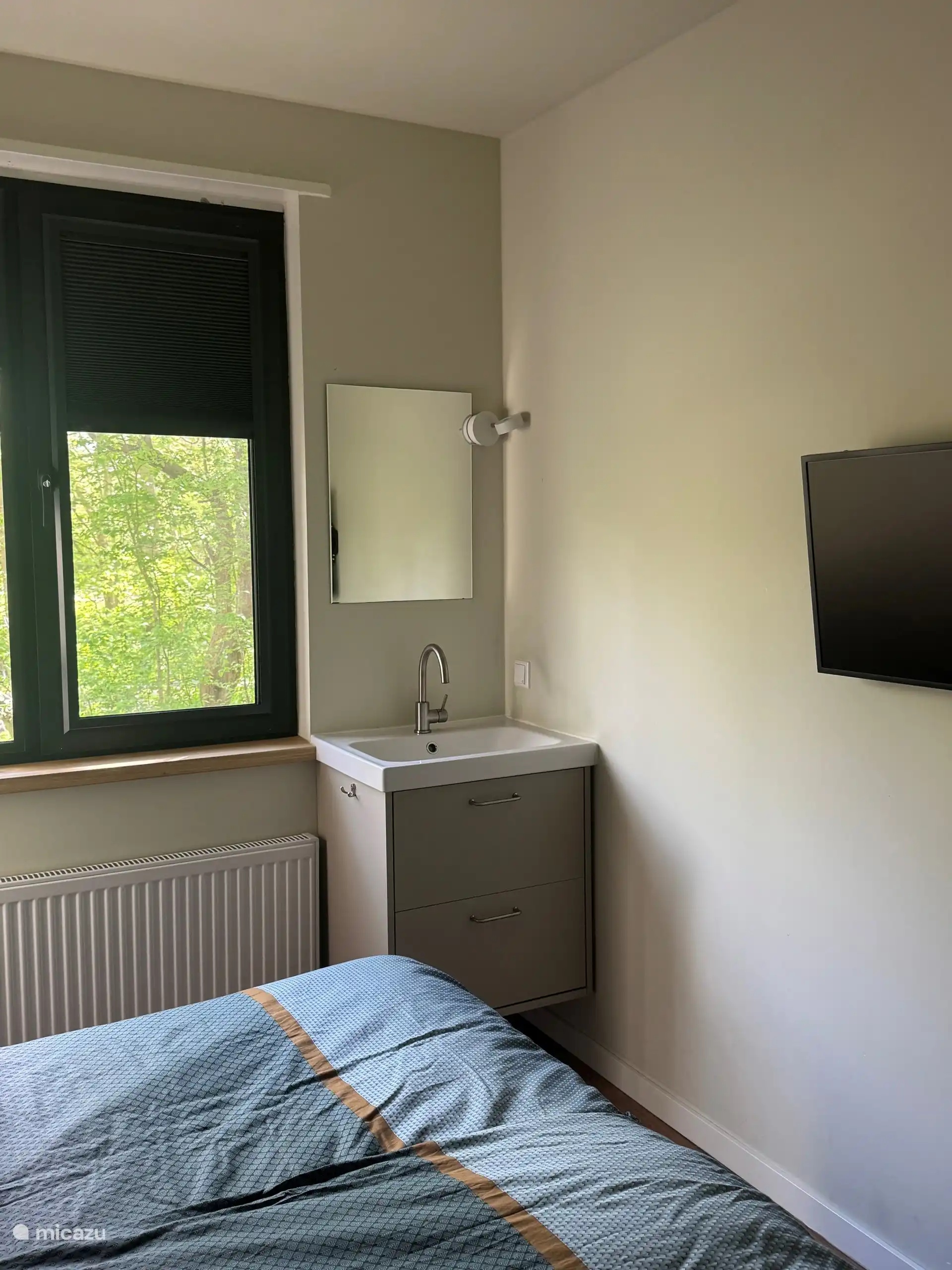 Slaapkamer voor met eigen wastafel