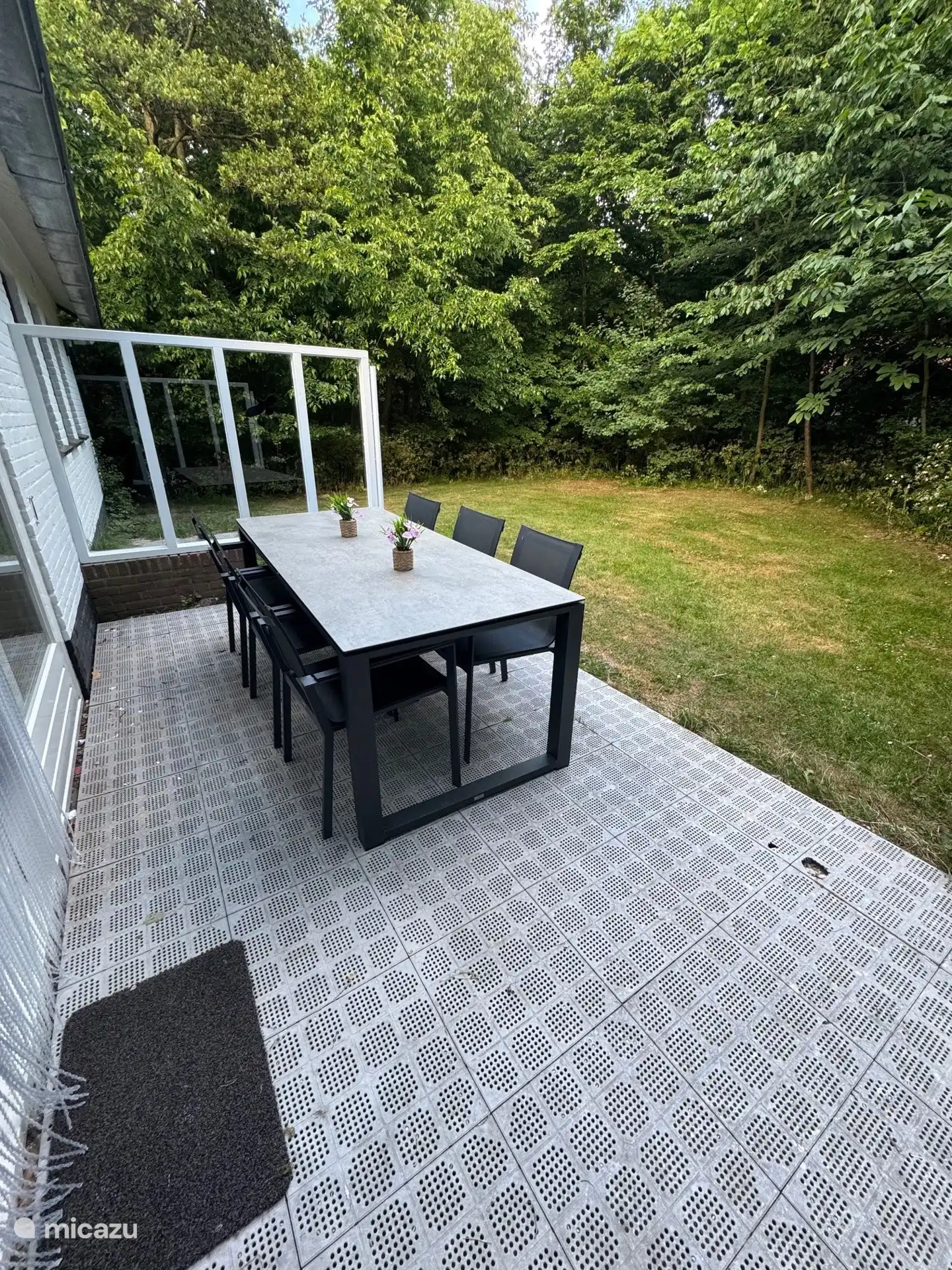 Hinterer Garten mit Terrasse. Zugang vom Wohnzimmer