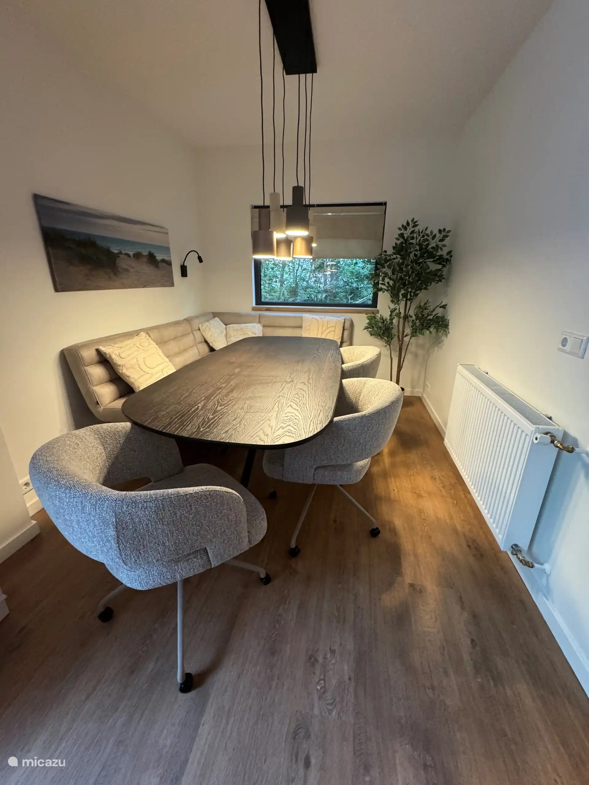 Essbereich mit geräumigem Sofa und 3 mobilen bequemen Stühlen