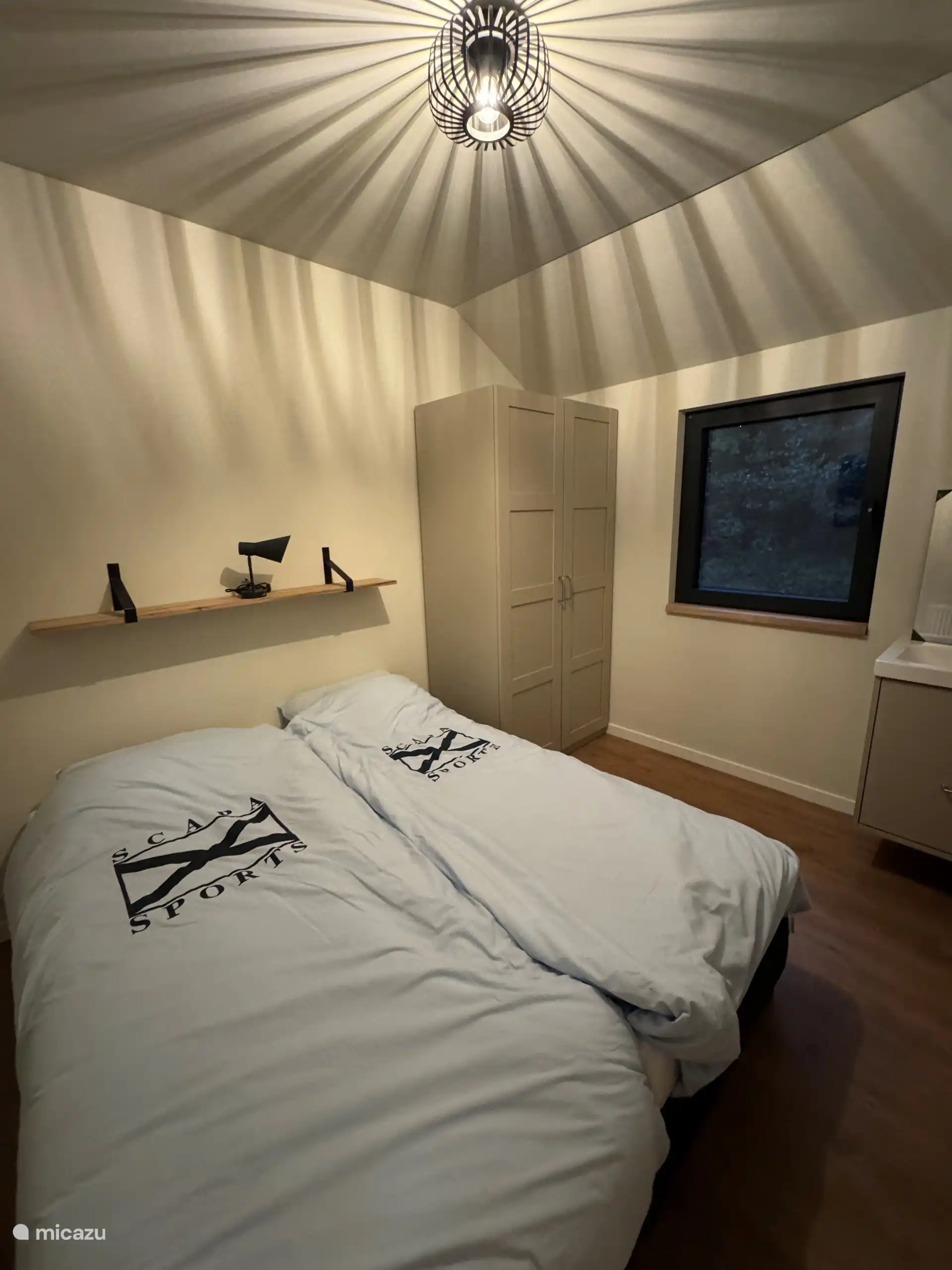 Schlafzimmer 3 mit 2 Einzelbetten, Kleiderschrank und eigenem Waschbecken