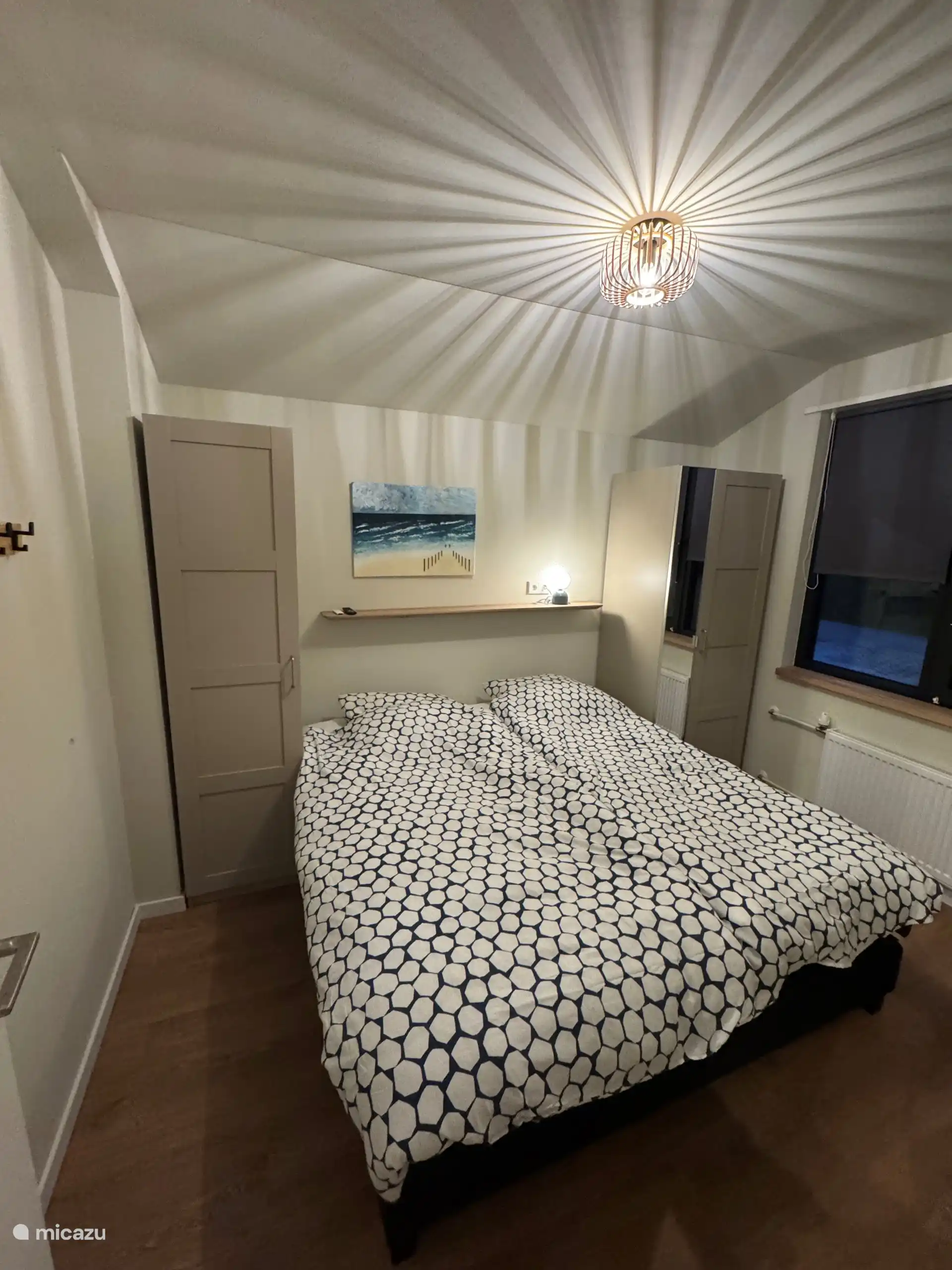 Schlafzimmer 1 mit Doppelbett, Waschbecken und 2 Kleiderschränken 