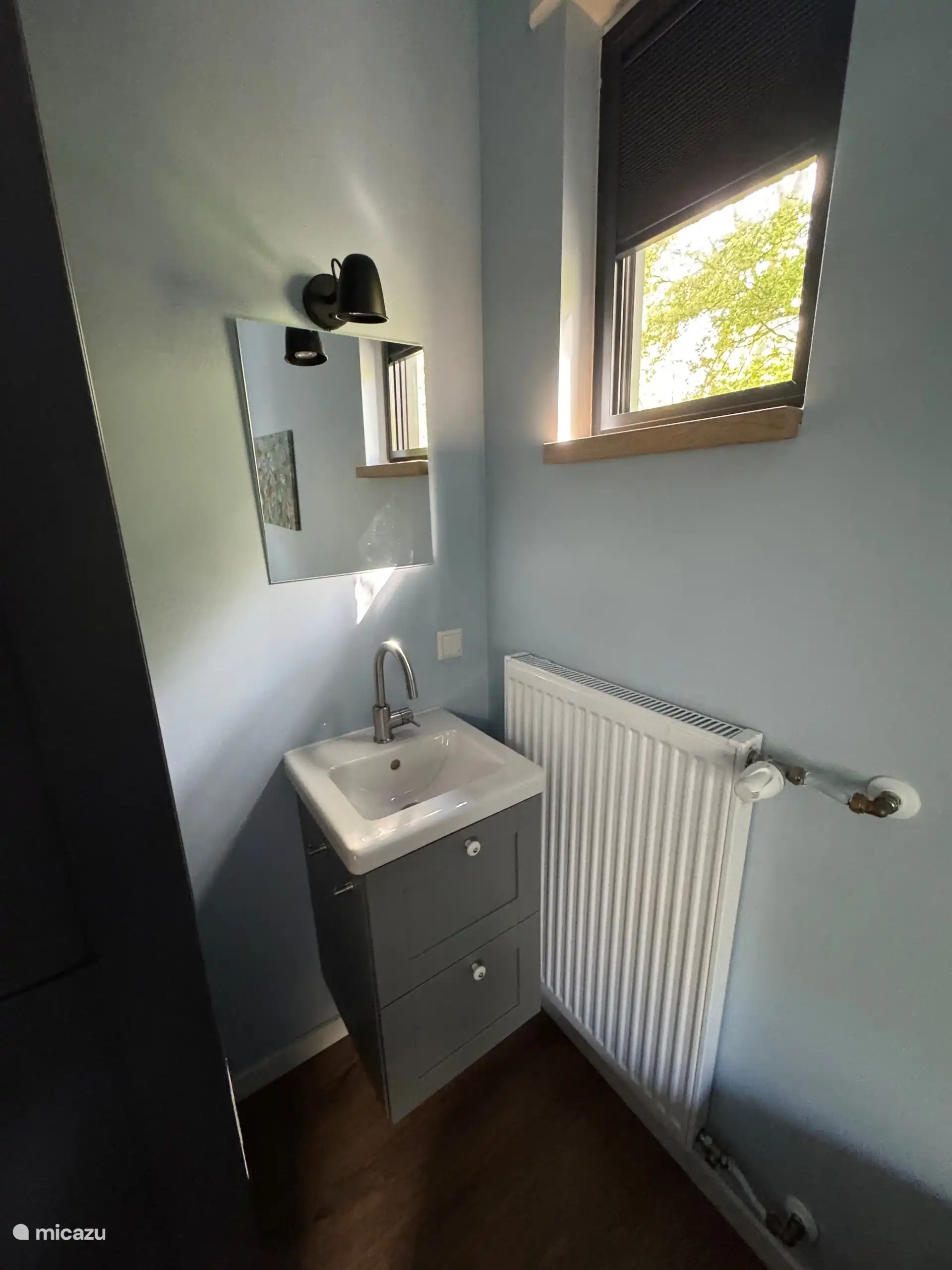 Blauwe kamer voorzien van eigen wastafel