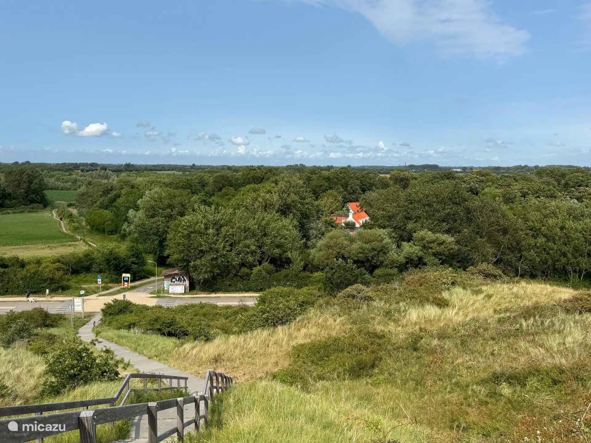Düneneingang mit Blick auf den Vebena-Wald und den Turm von Middelburg in der Ferne