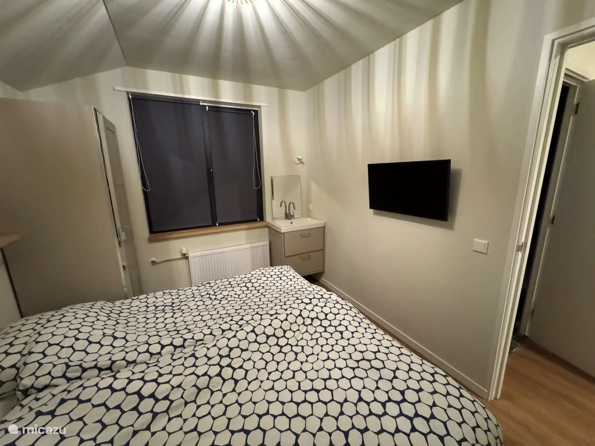 Schlafzimmer 1 mit TV und Waschbecken