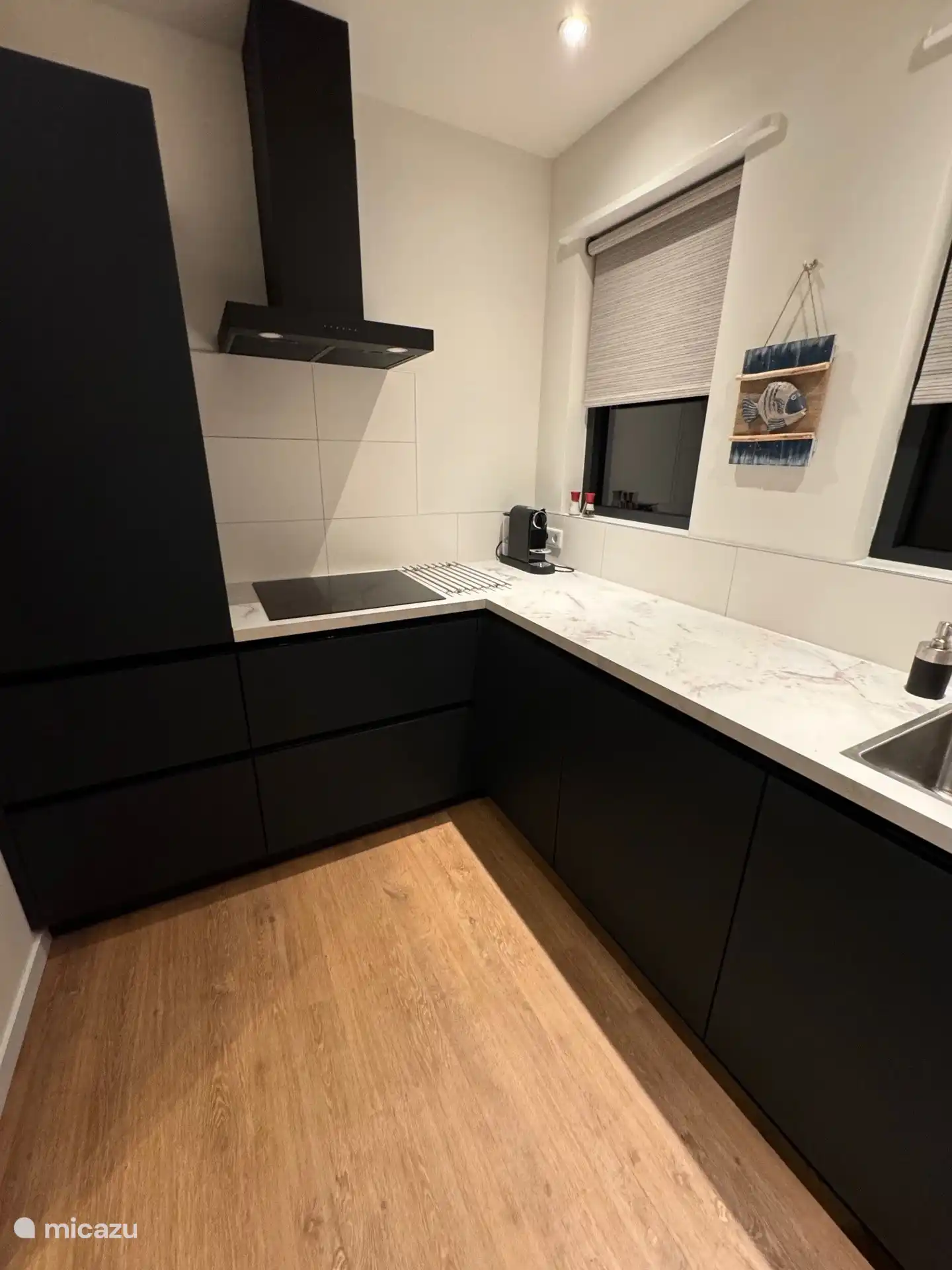 Küche mit Kühlschrank, Induktionskochfeld, Geschirrspüler, Kombibackofen, Quooker