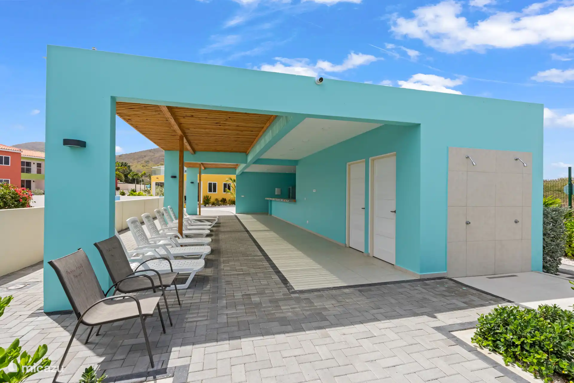 Well-kept pool house with practical facilities.