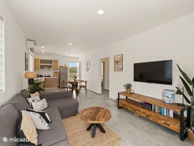 Bon Azul 5A en Curazao, Bandabou (oeste), Westpunt - casa vacacional La acogedora sala de estar está amueblada con una cómoda zona de estar y TV de pantalla plana. Ideal para relajarse después de un día lleno de actividades con una película o serie.